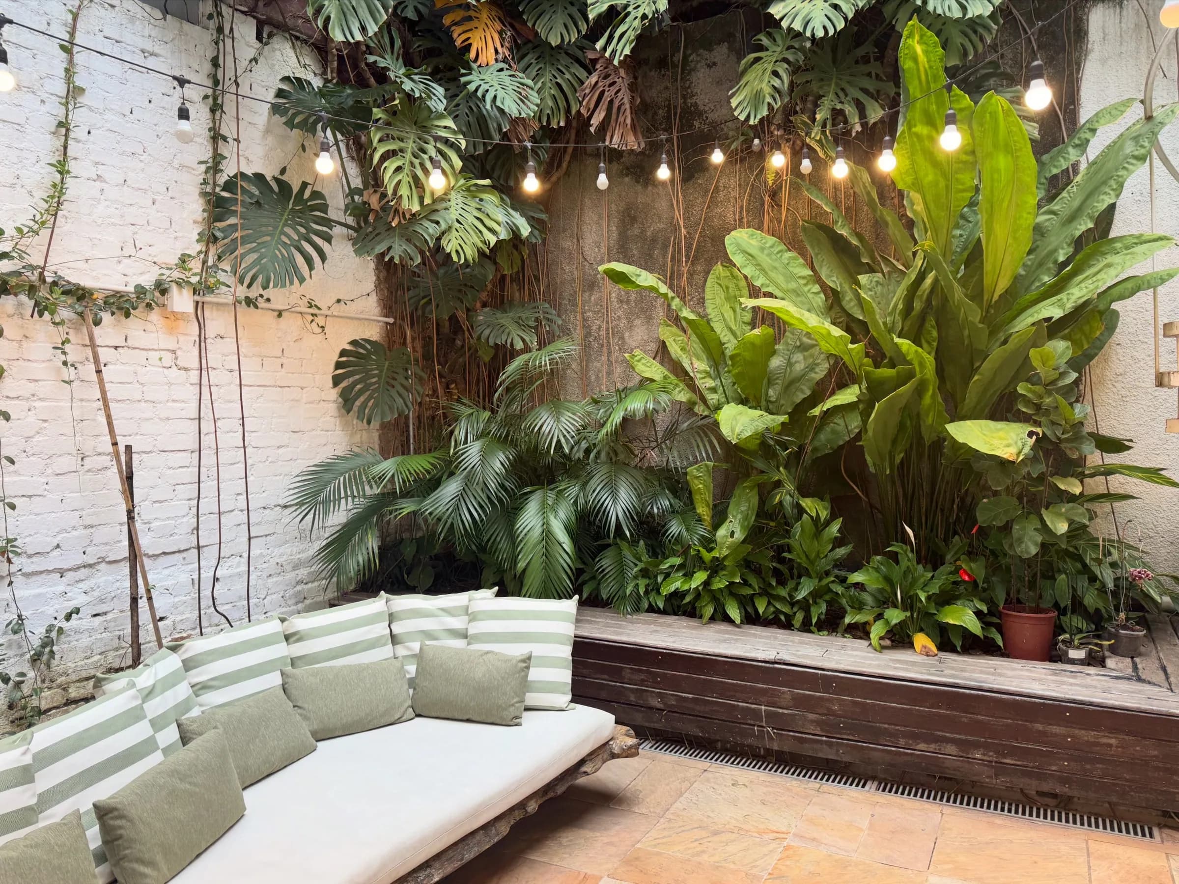 Jardim interno com área de descanso