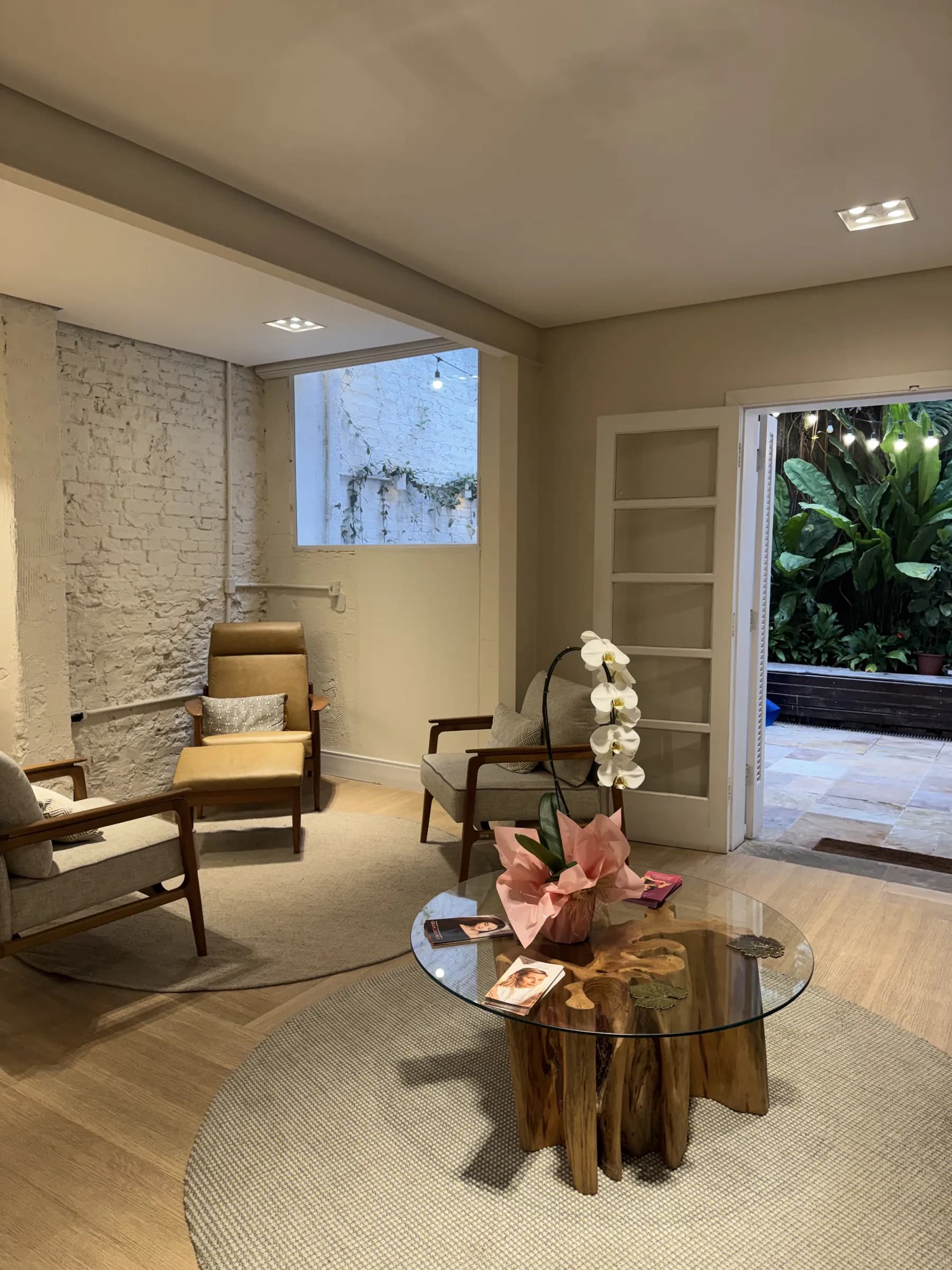 Recepção com poltronas e vista para o jardim