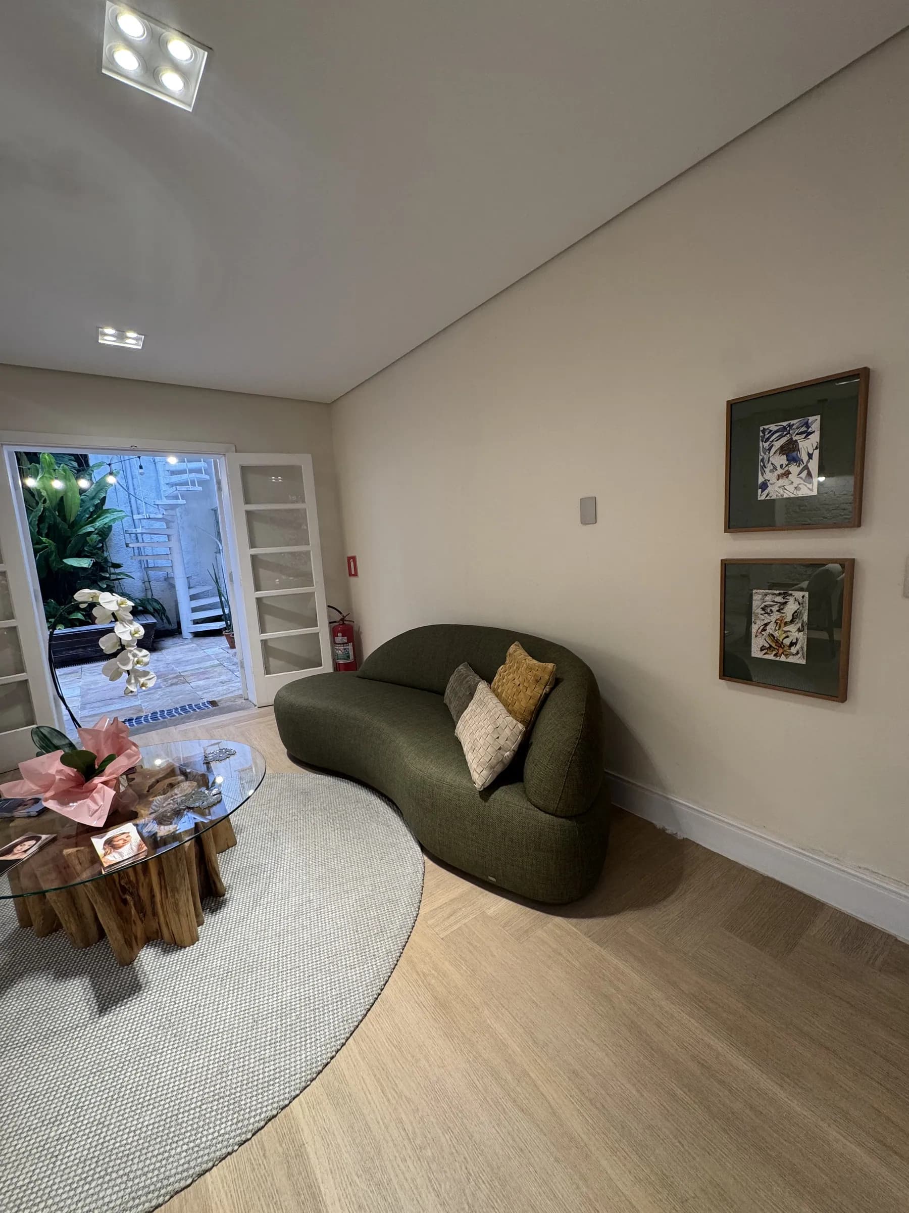 Sala de estar com sofá e obras de arte