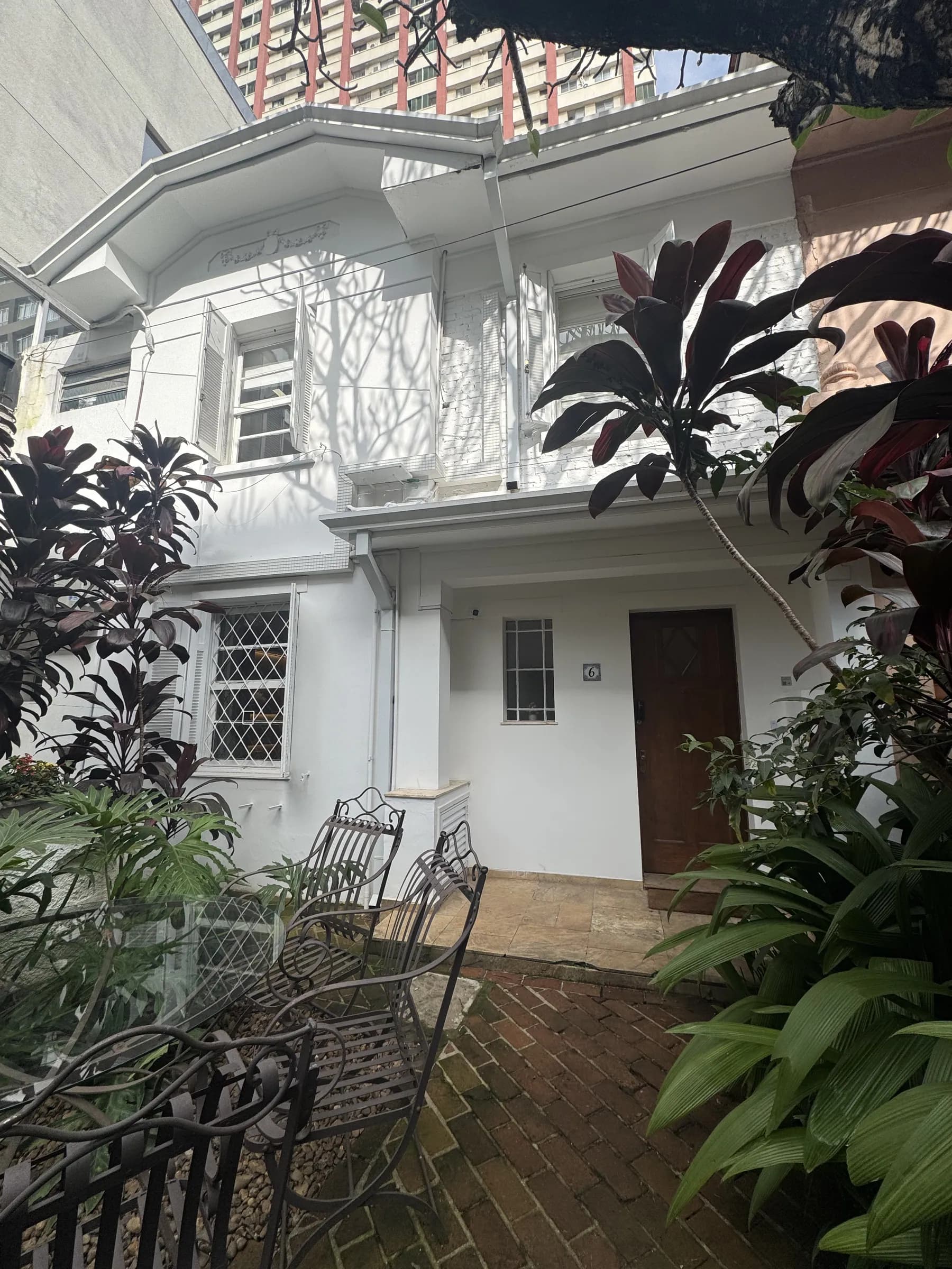 Fachada da clínica, casa com jardim no Jardim Paulista