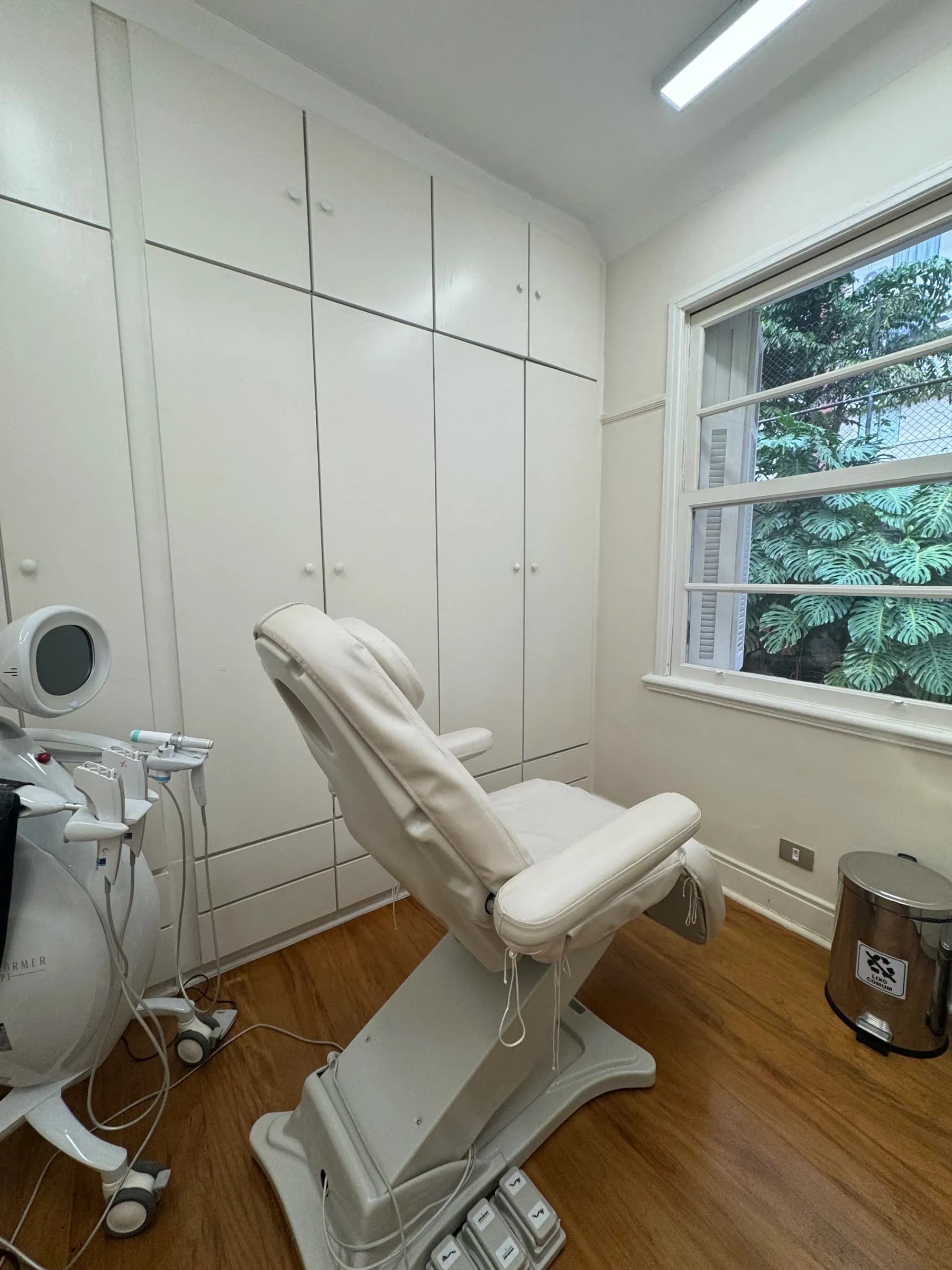 Sala de procedimentos com Ultraformer e vista para o jardim