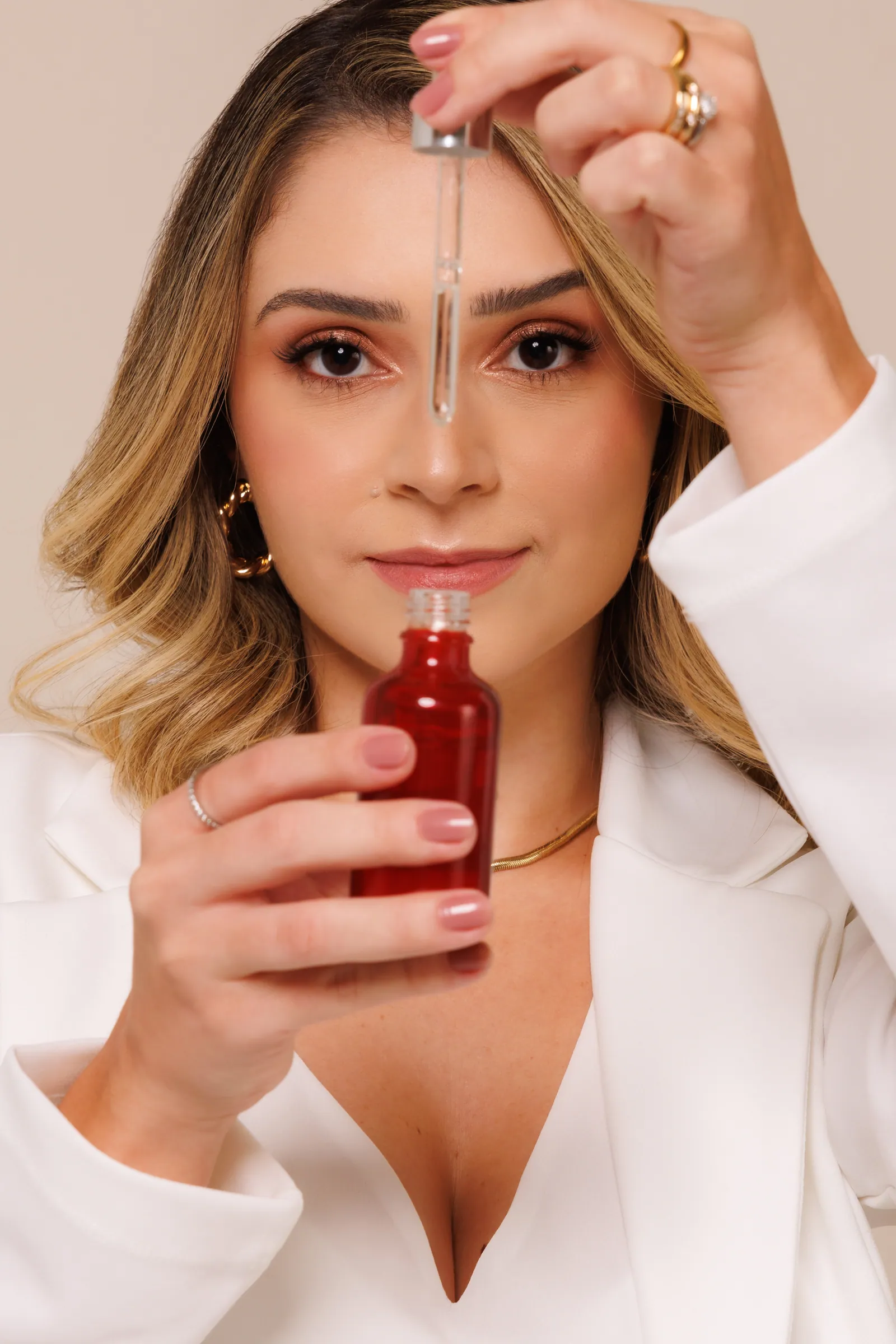 Dra. Luma Ximenes com sérum dermatológico